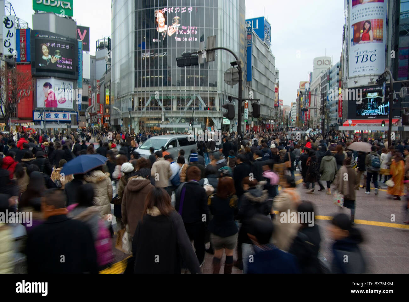 Massen von Menschen auf der Shibuya Kreuzung - Tokio, Japan Stockfoto