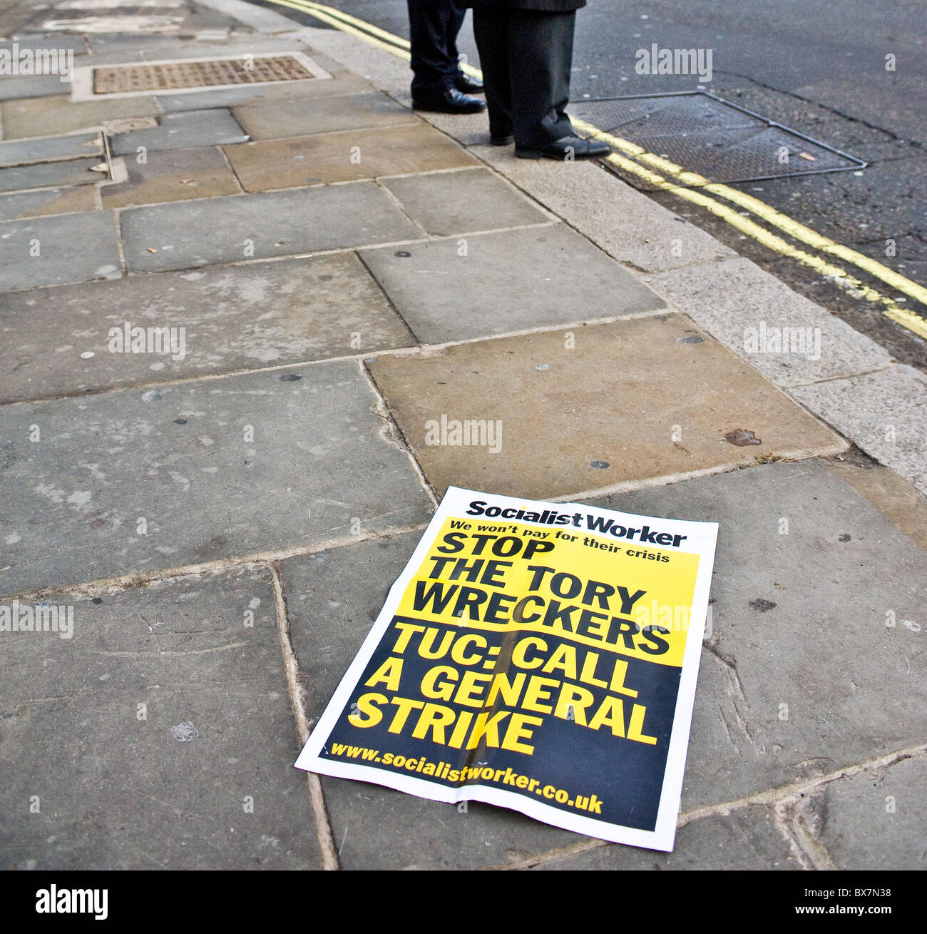 Ein Plakat verworfen auf einem Bürgersteig in London.  Foto von Gordon Scammell Stockfoto