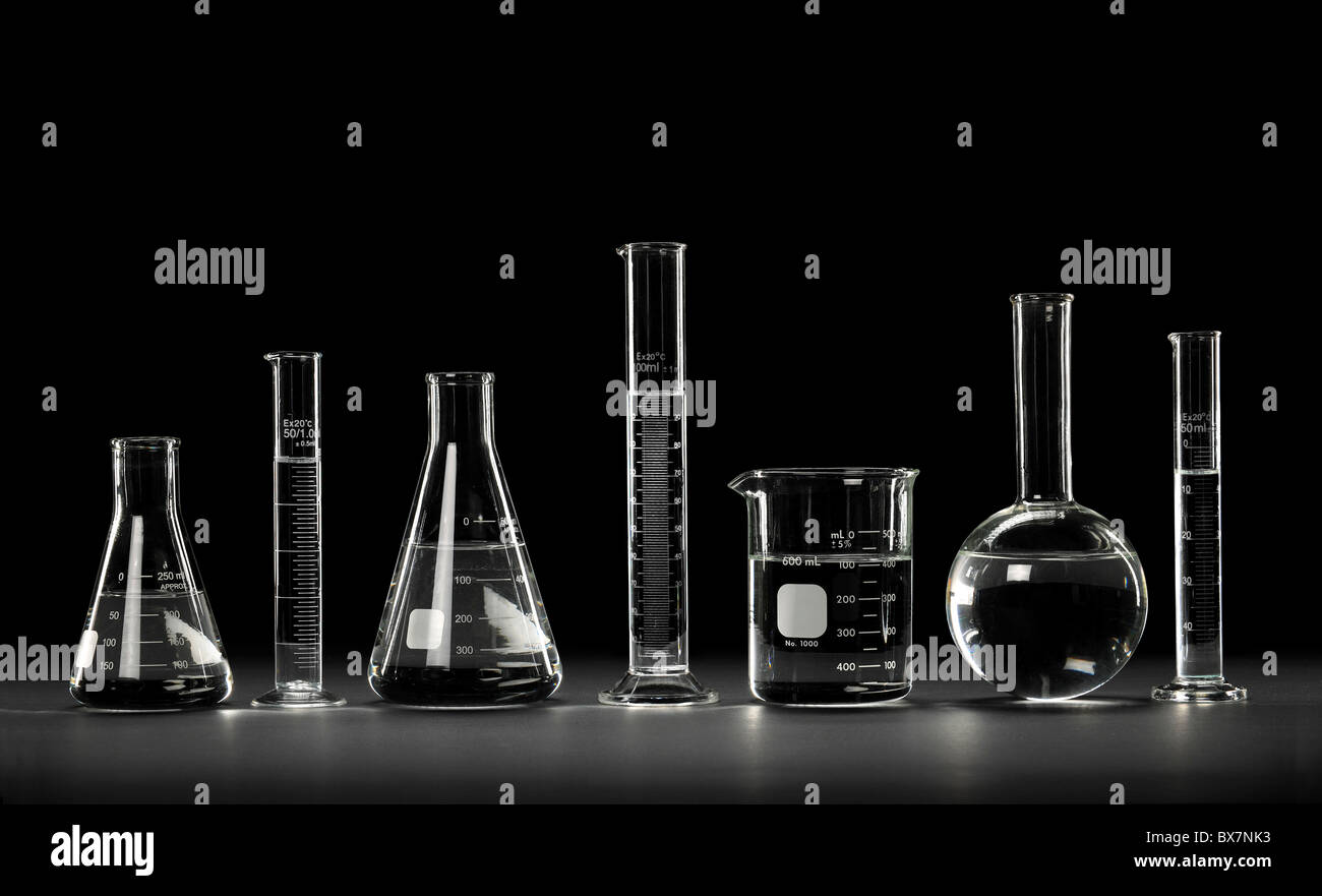 Laborglas auf schwarzem Hintergrund und Reflexionen auf Tisch - Beschneidungspfad auf Glas Stockfoto