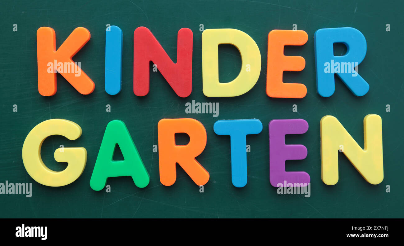 Der Begriff Kindergarten in bunten Buchstaben auf einer Tafel. Stockfoto