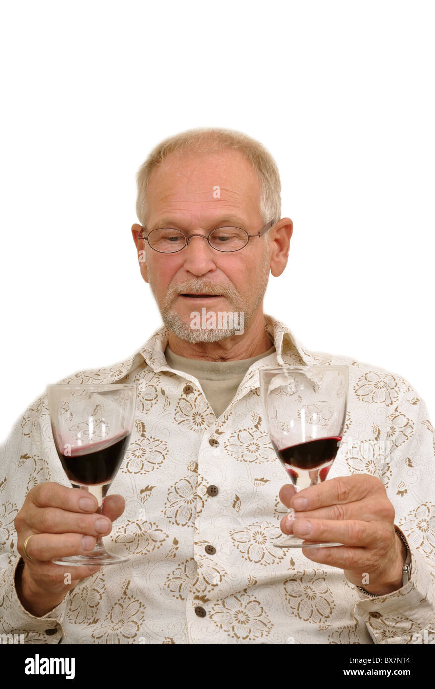 Senior woman Entscheidungen der beiden Weine genießen Stockfoto