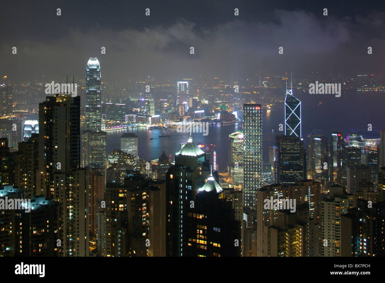 Die erstaunliche Hong Kong Skyline wie aus The Peak Lookout in der Nacht gesehen. Die imposante Strukturen gehören die Ifc-Türme Stockfoto
