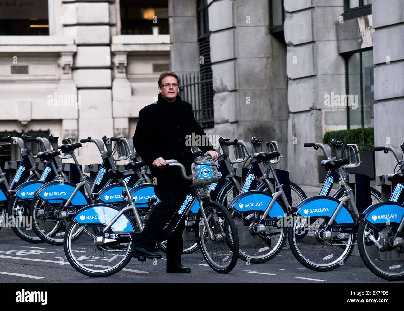 Ein Radfahrer mit dem Fahrrad von der London Bicycle Hire Regelung. Stockfoto