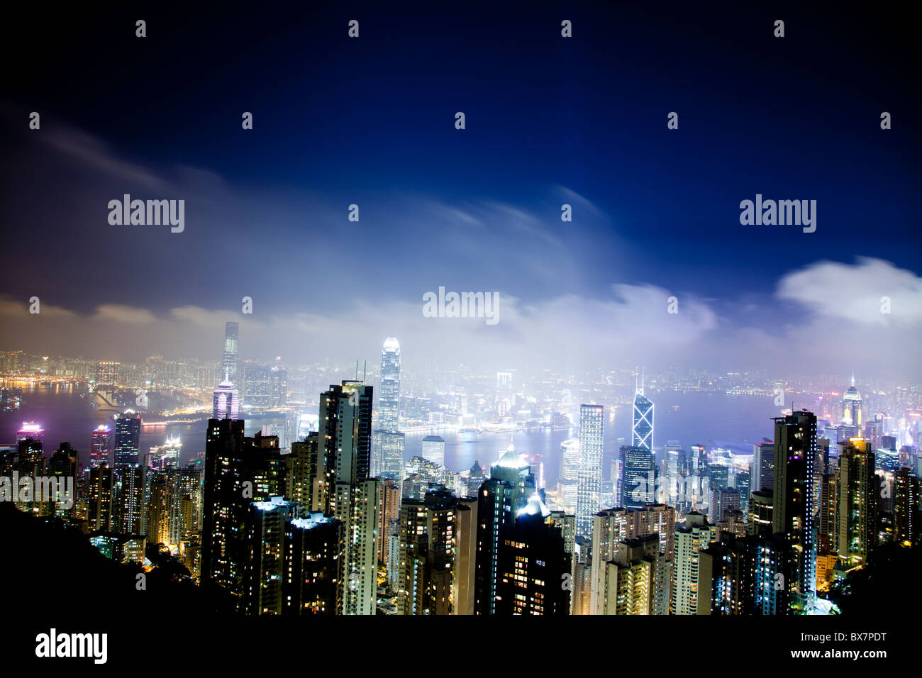 Die beeindruckende Skyline von Hongkong als vom Peak Lookout in der Nacht gesehen. Die imposante Strukturen enthalten die ifc towers Hong Kong Peak Nacht Stockfoto