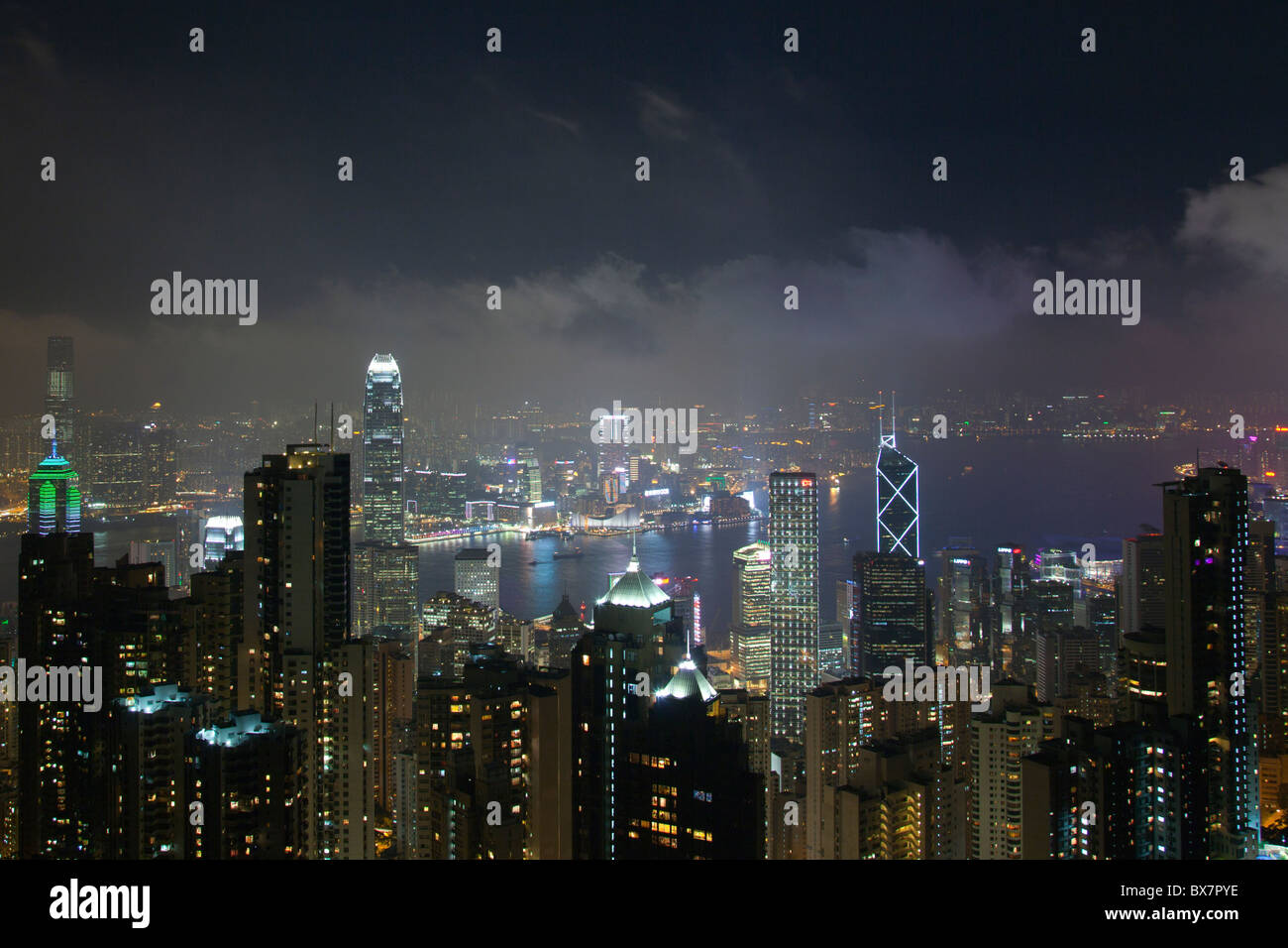 Die erstaunliche Hong Kong Skyline wie aus The Peak Lookout in der Nacht gesehen. Die imposante Strukturen gehören die Ifc-Türme Stockfoto
