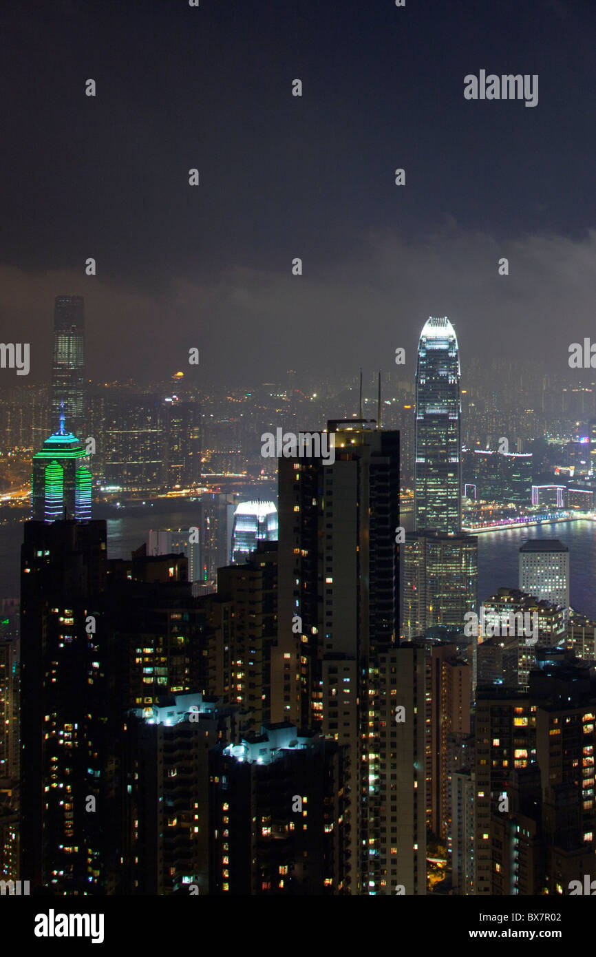 Die erstaunliche Hong Kong Skyline wie aus The Peak Lookout in der Nacht gesehen. Die imposante Strukturen gehören die Ifc-Türme Stockfoto