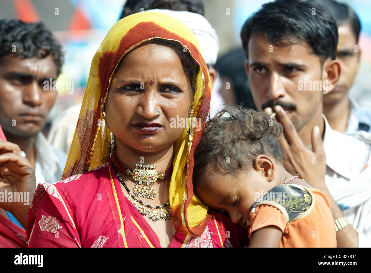 Indische Frau hält ihren schlafenden Sohn Stockfoto