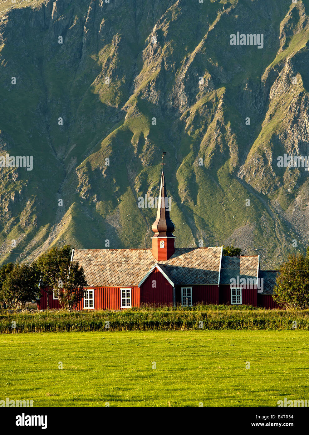Kleine, rote Kirche mit Zwiebelturm geformt in Lofoten, Nord-Norwegen Stockfoto