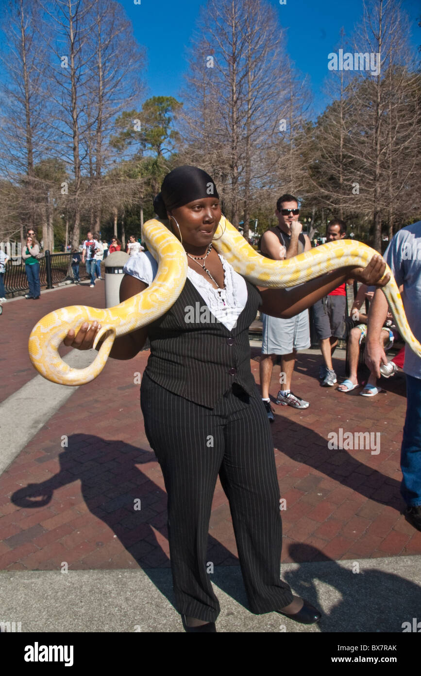 Dame mit großen gelben Schlange am Strassenfest in Orlando, Florida Stockfoto