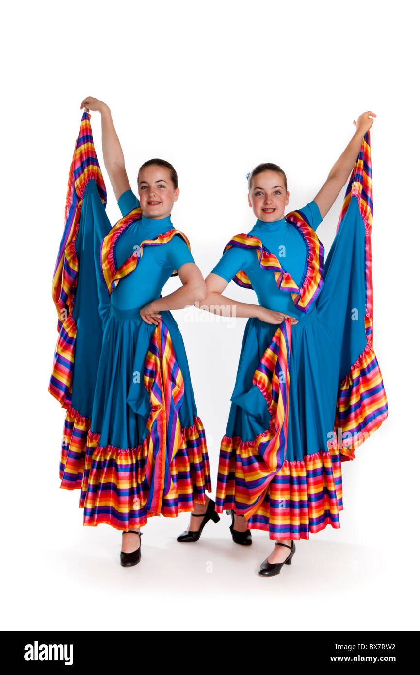 Studioaufnahme von schönen jungen eineiigen Zwillingen in bunten mexikanischen Tanz Tracht Stockfoto