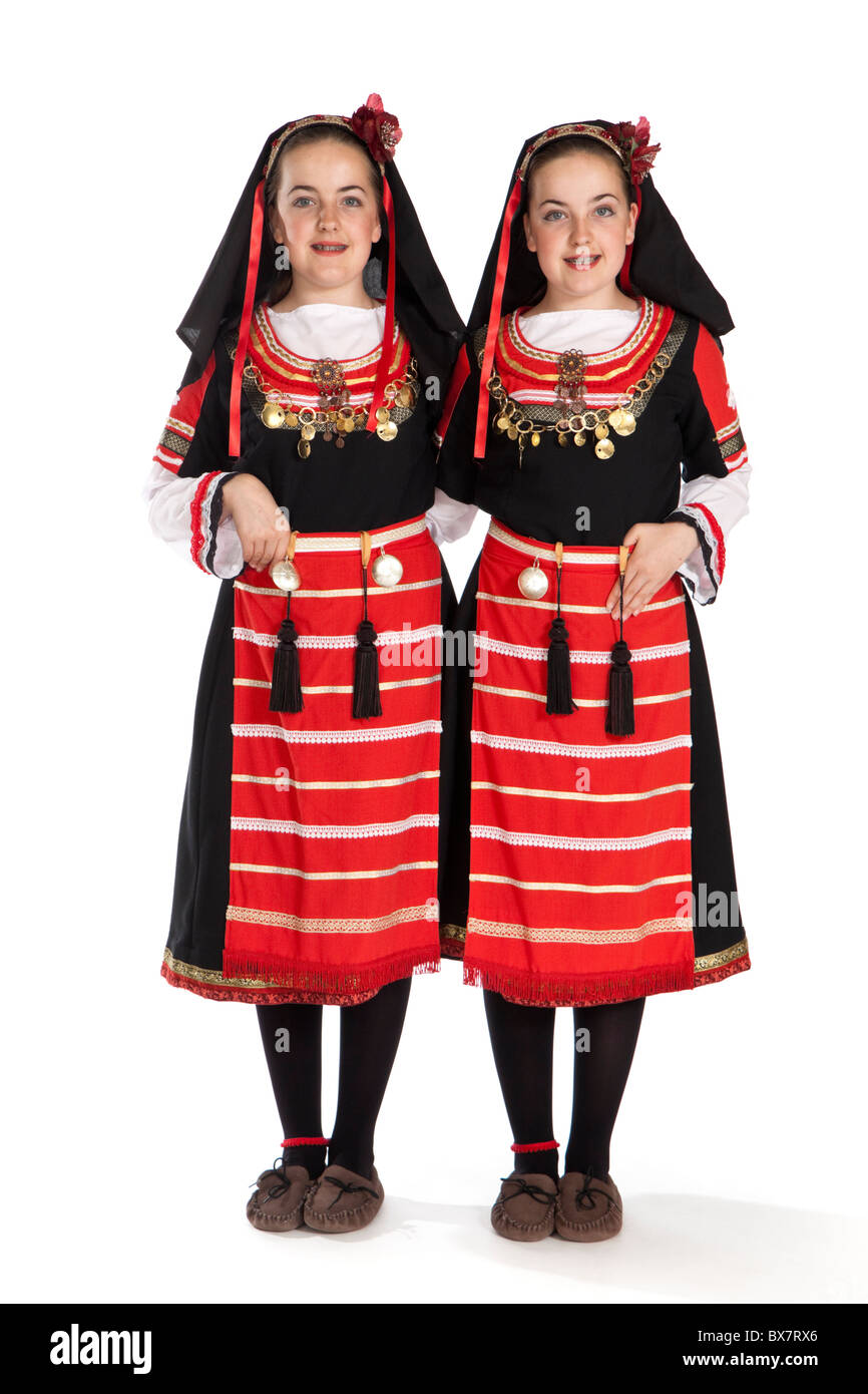 Studioaufnahme von schönen jungen eineiigen Zwillingen in bunten rumänischen Tanz Tracht Stockfoto