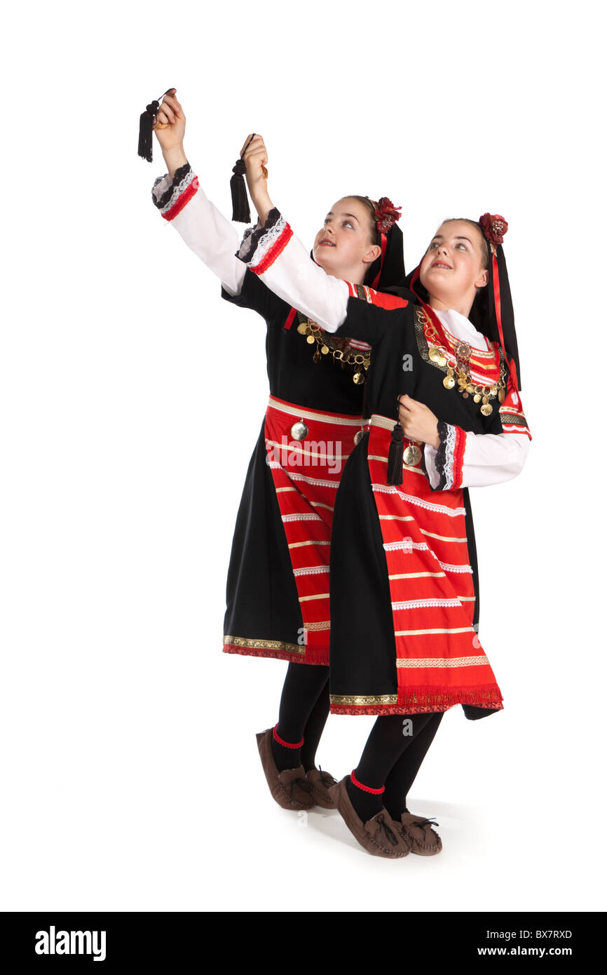 Studioaufnahme von schönen jungen eineiigen Zwillingen in bunten rumänischen Tanz Tracht Stockfoto
