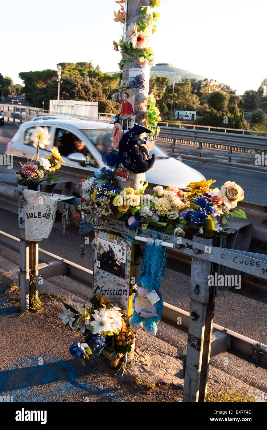 Blumen am Straßenrand Erdgeschoss von Rom Italien Straße, als Denkmal der tödlich verunfallten. Stockfoto