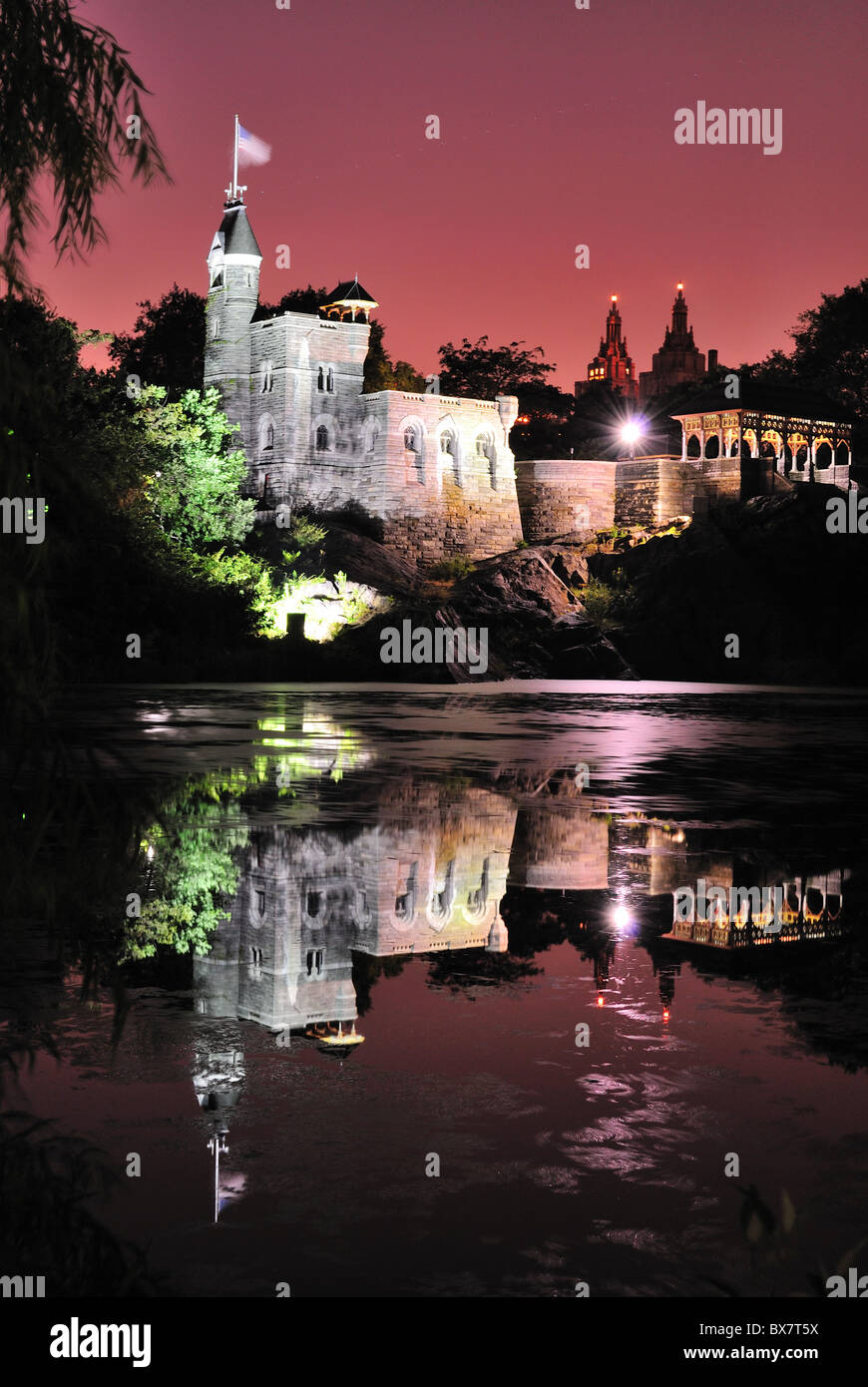 Das Schloss Belvedere mit Blick auf die Schildkröte-Teich im Central Park in New York City. Stockfoto