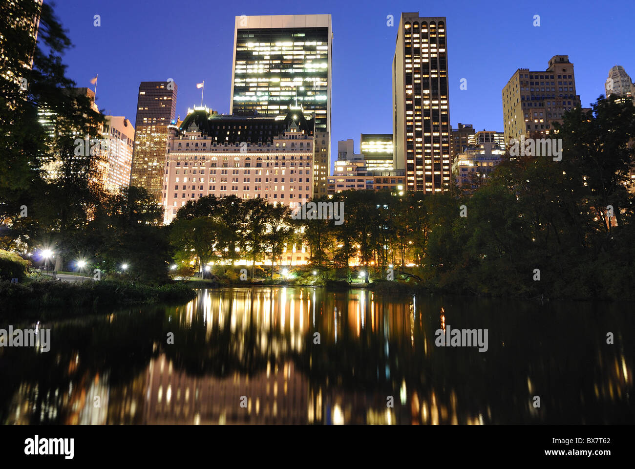 Central Park South von The Pond in New York City aus gesehen Stockfoto