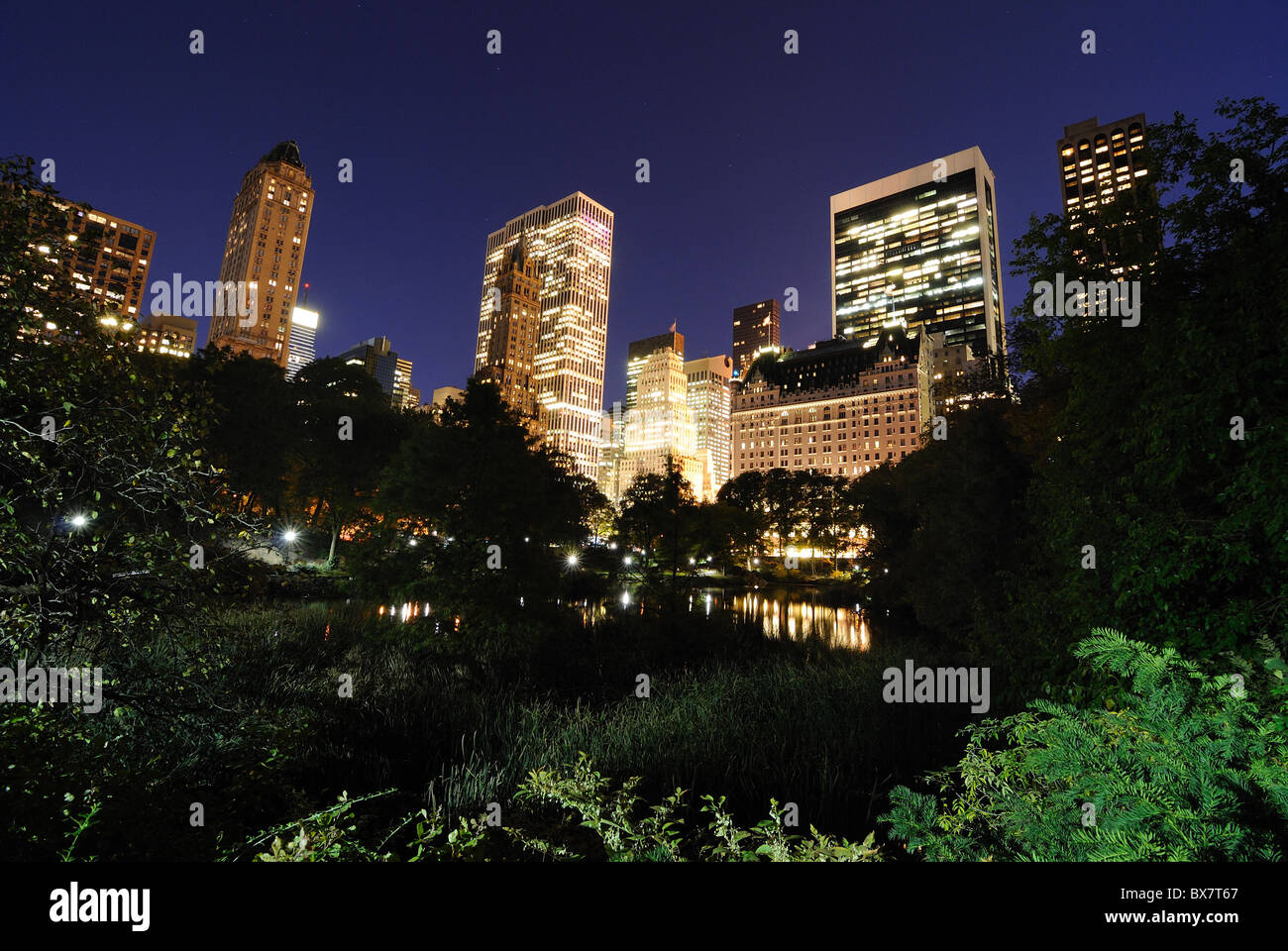 Central Park South von The Pond in New York City aus gesehen Stockfoto