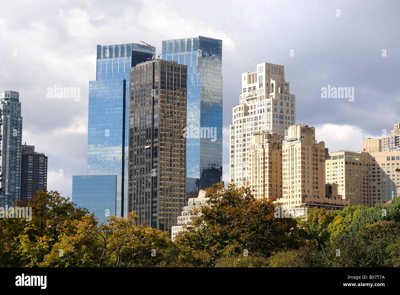 Wolkenkratzer angesehen vom Central Park in New York City. Stockfoto