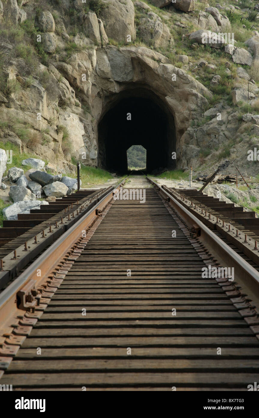 Eine Bahnstrecke der Carrizo Gorge Railway führt südlich. Der Tunnel beendet in Mexiko. Stockfoto