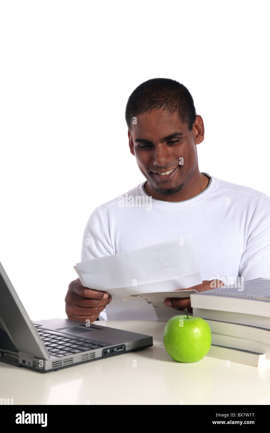 Eine attraktive dunkelhäutige Schüler gute Nachricht per Mail bekommen. Alle auf weißem Hintergrund. Stockfoto