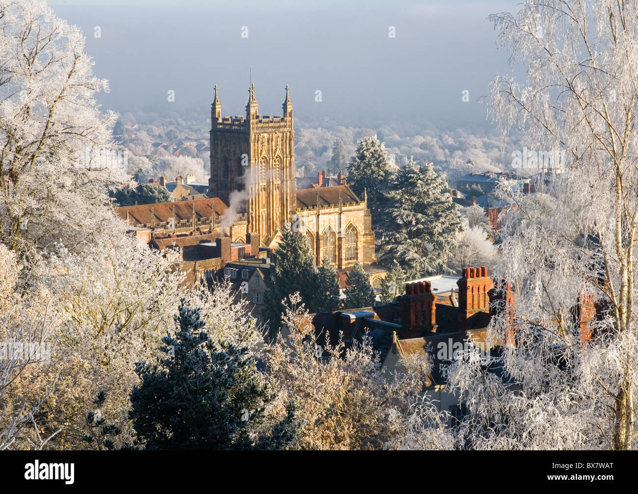 Great Malvern Priory Kirche, Worcestershire, Großbritannien, im winterlich frostigen Bedingungen Stockfoto