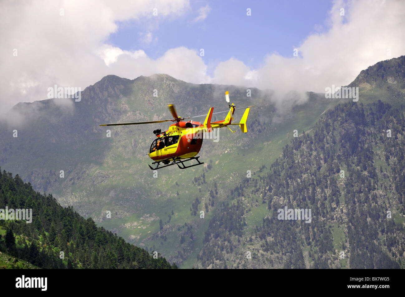 Rettungshubschrauber in den Bergen anheben Stockfoto
