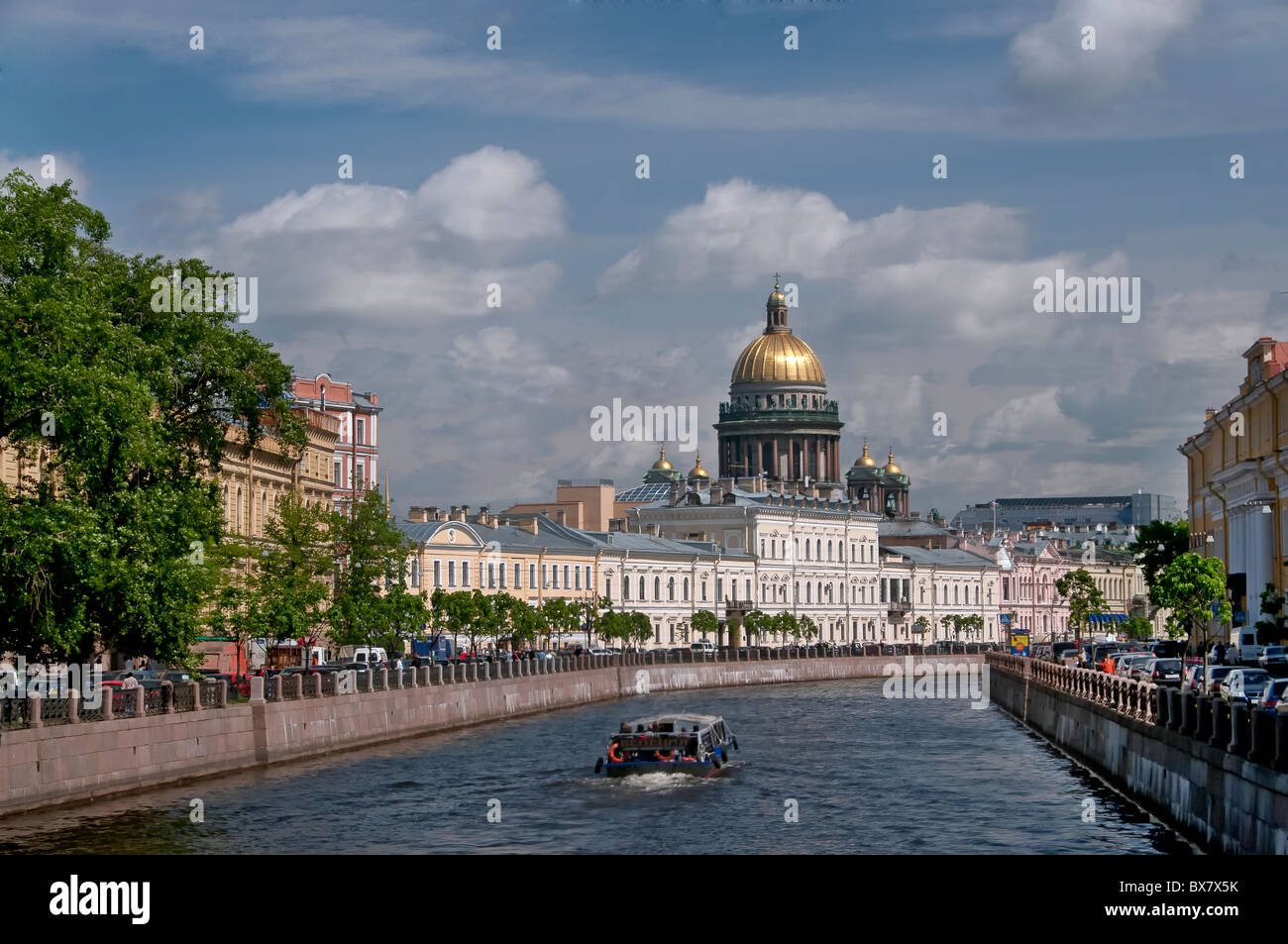 Blick auf den Kanal und St Isaac Cathedral St. Petersburg Russland Stockfoto