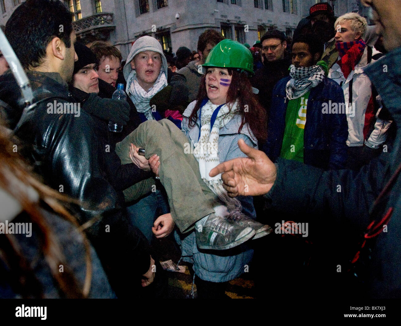 Studentischen Demonstranten verletzt in Demonstration am Parliament Square Regierung protestieren Bildung Kürzungen London 9.12.10 Stockfoto