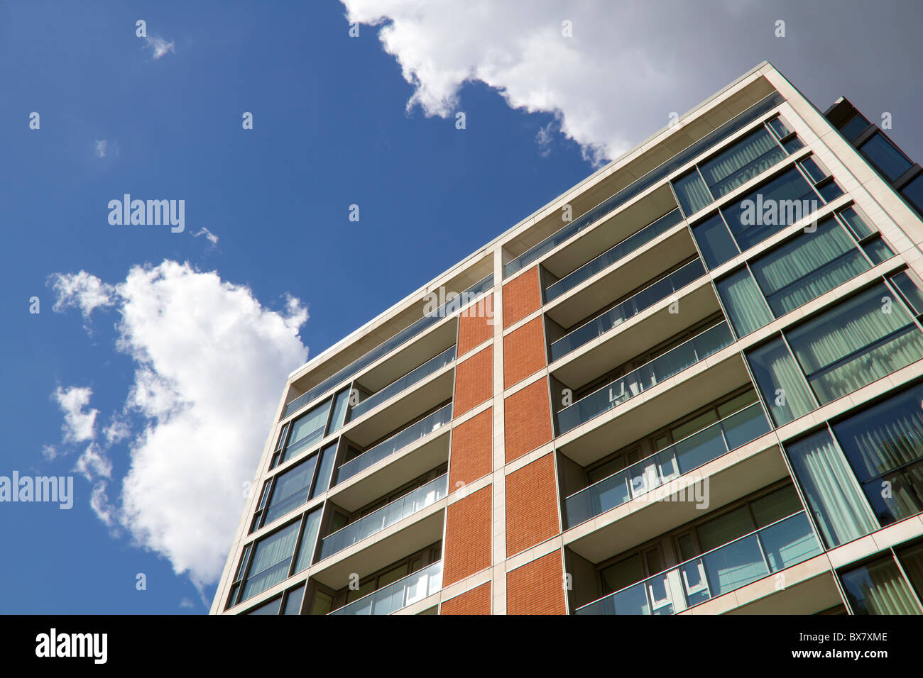 Modernes Appartementhaus in London, Großbritannien Stockfoto