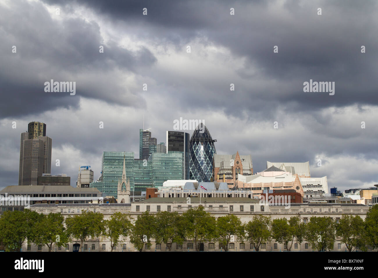 Londoner Stadtbild mit dunklen Wolken Stockfoto