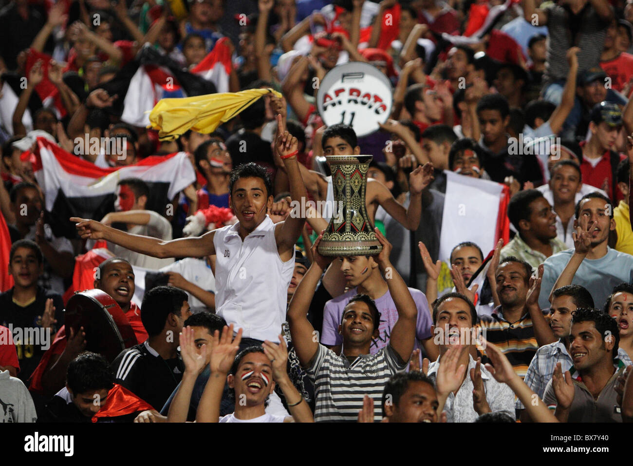 Ägypten-Fans jubeln ihrem Team vor dem Start einer 2009 FIFA U20-WM Runde von 16 Übereinstimmung zwischen Ägypten und Costa Rica Stockfoto