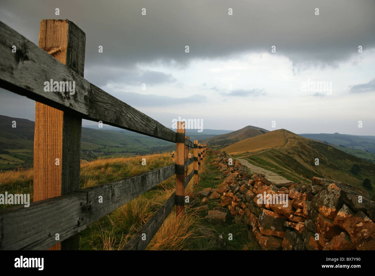 Blick vom Mam Tor Weg Hollins Kreuz, Hill und Win Hill, Peak District National Park, England zu verlieren. Stockfoto