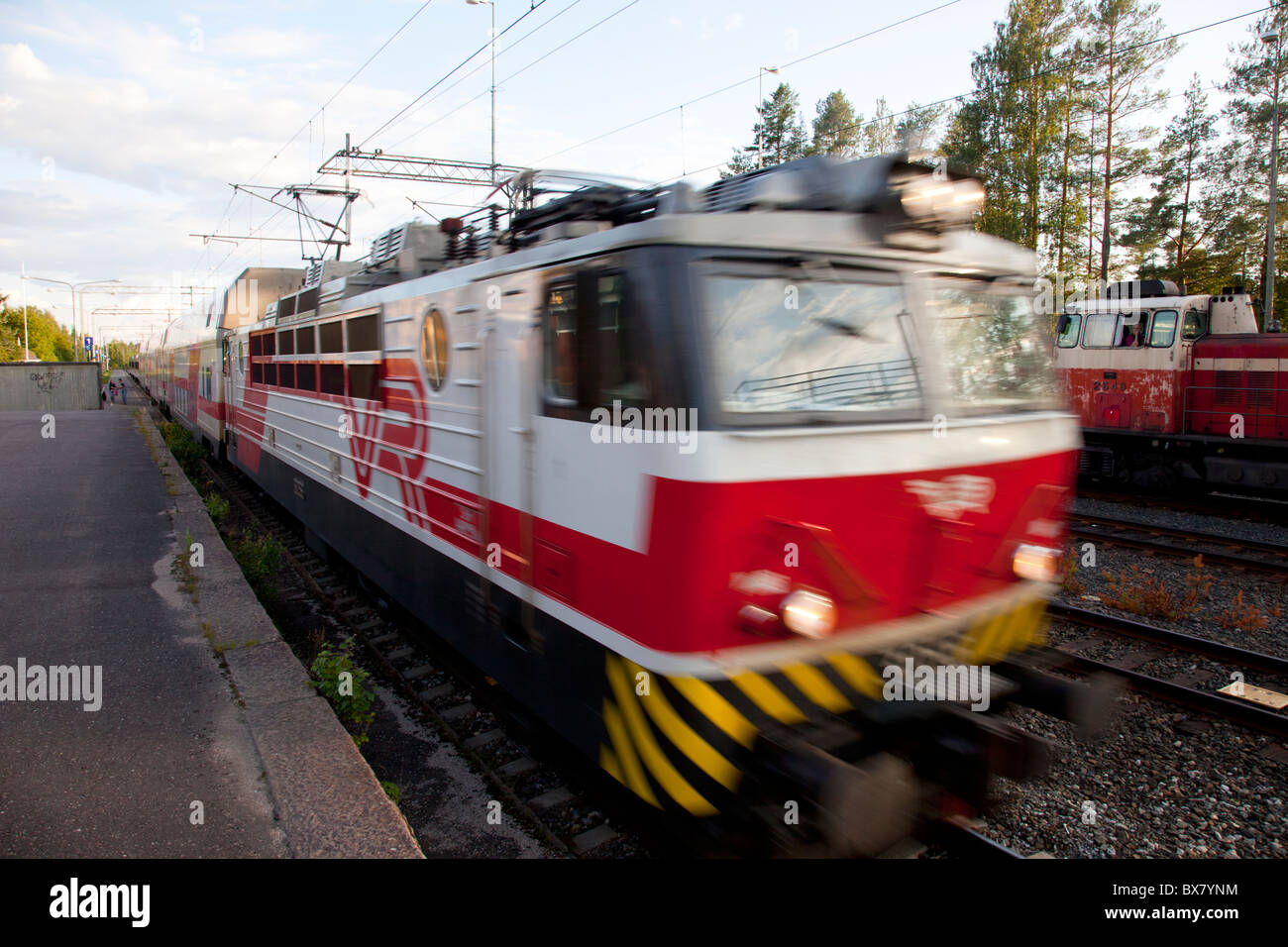 Personenzug mit elektrische Lokomotive, Bahnhof, Finnland Stockfoto
