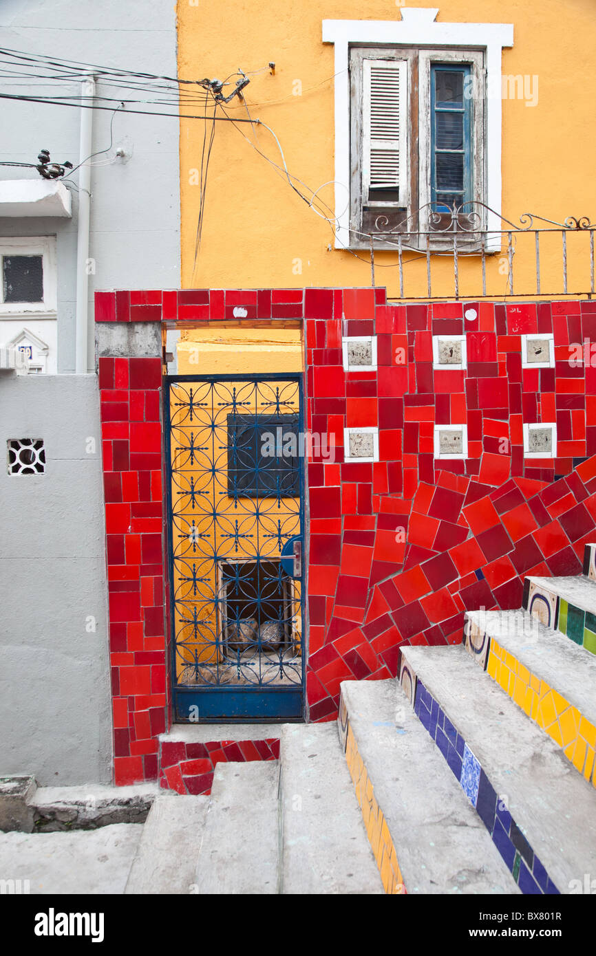 Ein Tor führt zu einem Haus auf der Escadaria Selarón in Rio De Janeiro, Brasilien Stockfoto