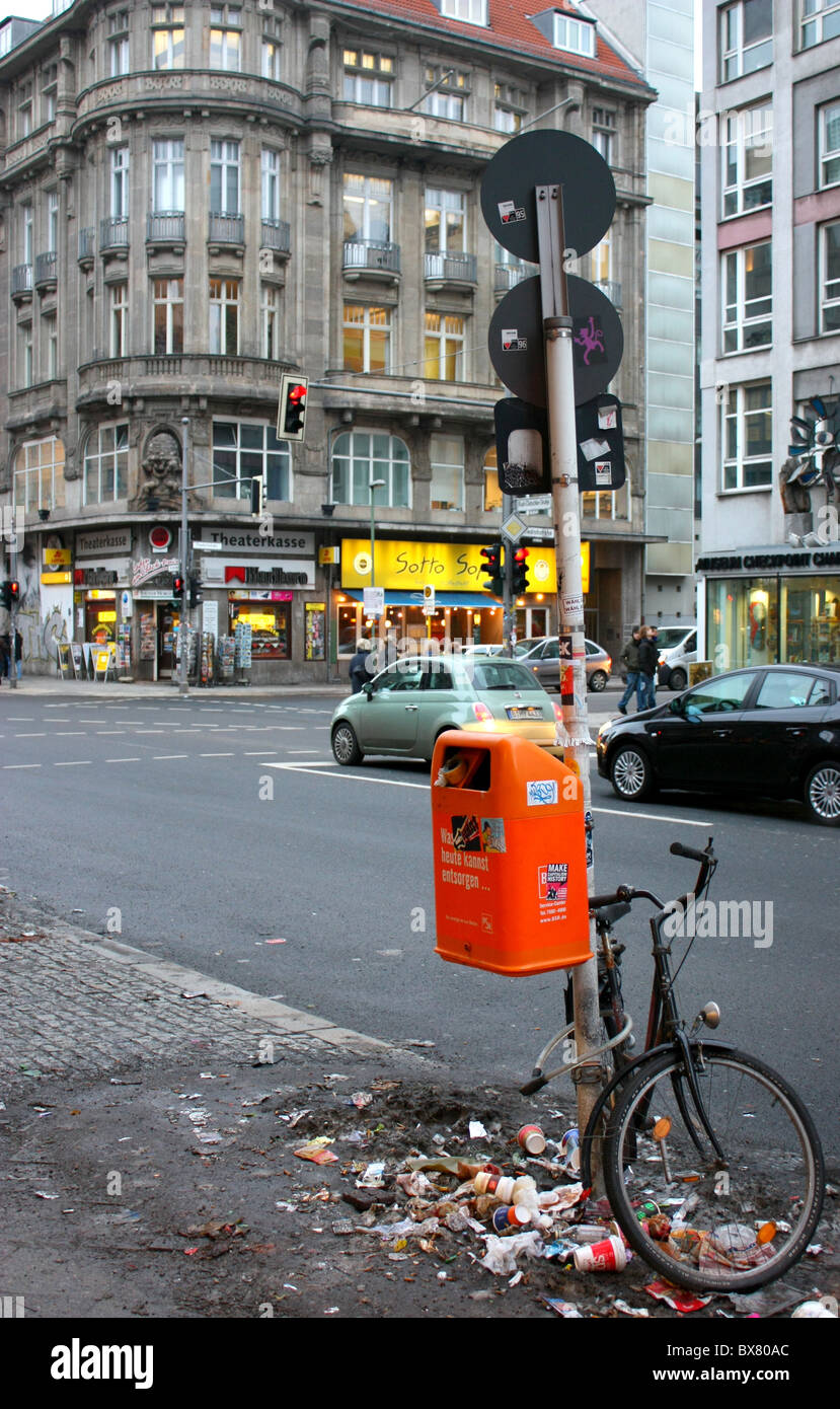 Straße von Berlin, mit Müll und Abfall Stockfoto