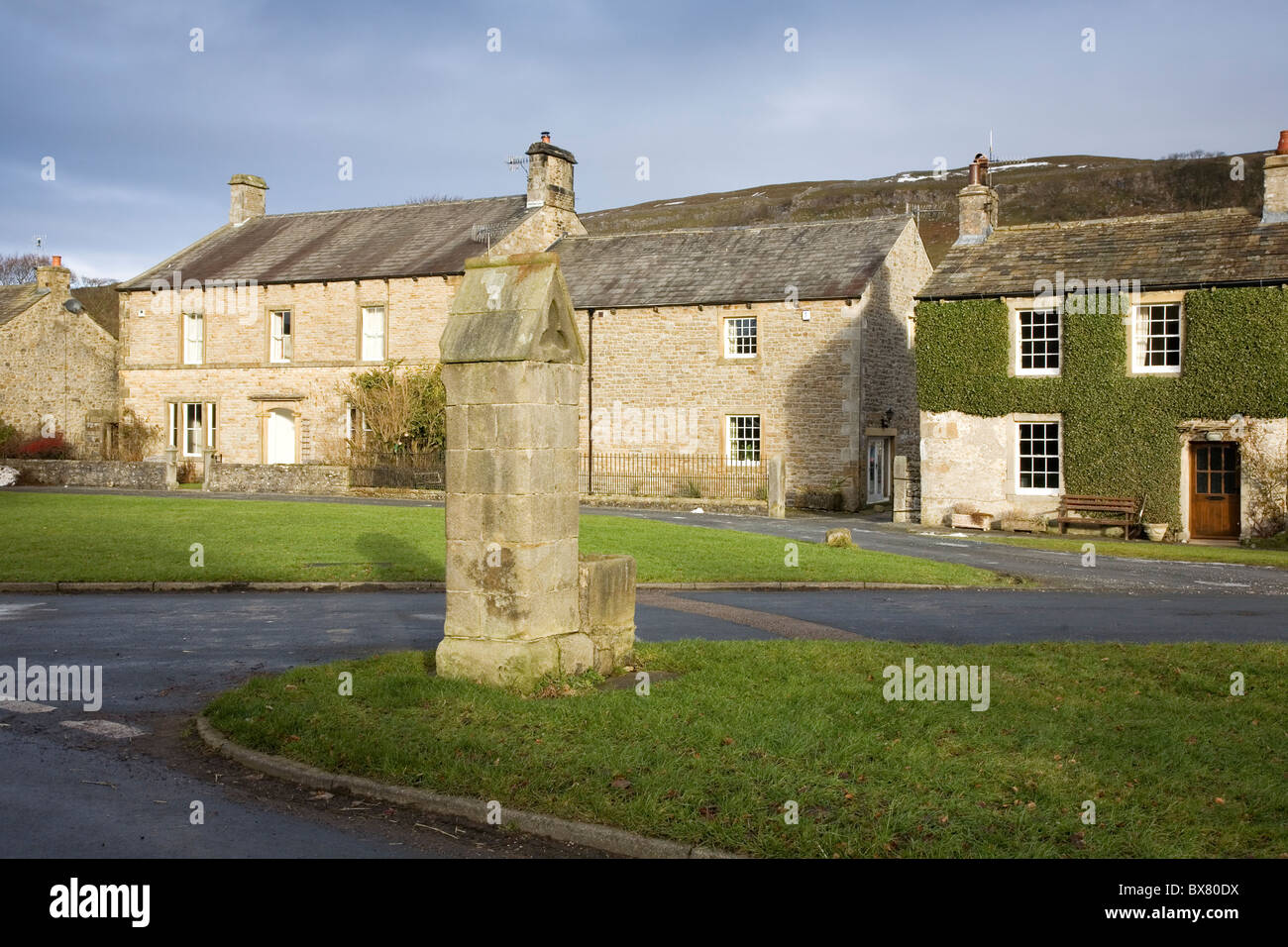 Das Dorfzentrum und Denkmal am Arncliffe in Littondale Yorkshire Dales National Park UK Stockfoto
