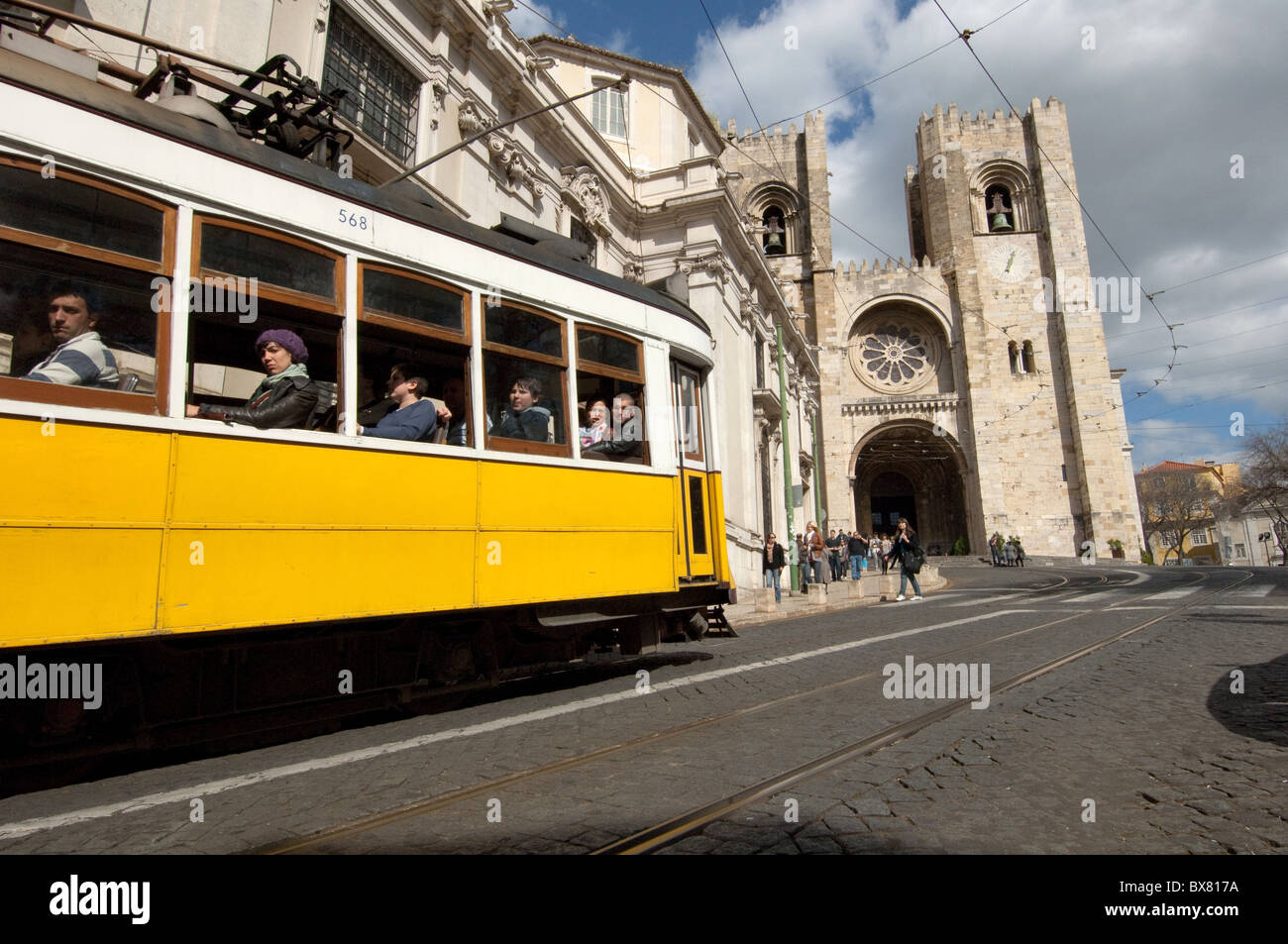 Tram 28 und Kathedrale Sé Lissabon Portugal Stockfotografie Alamy