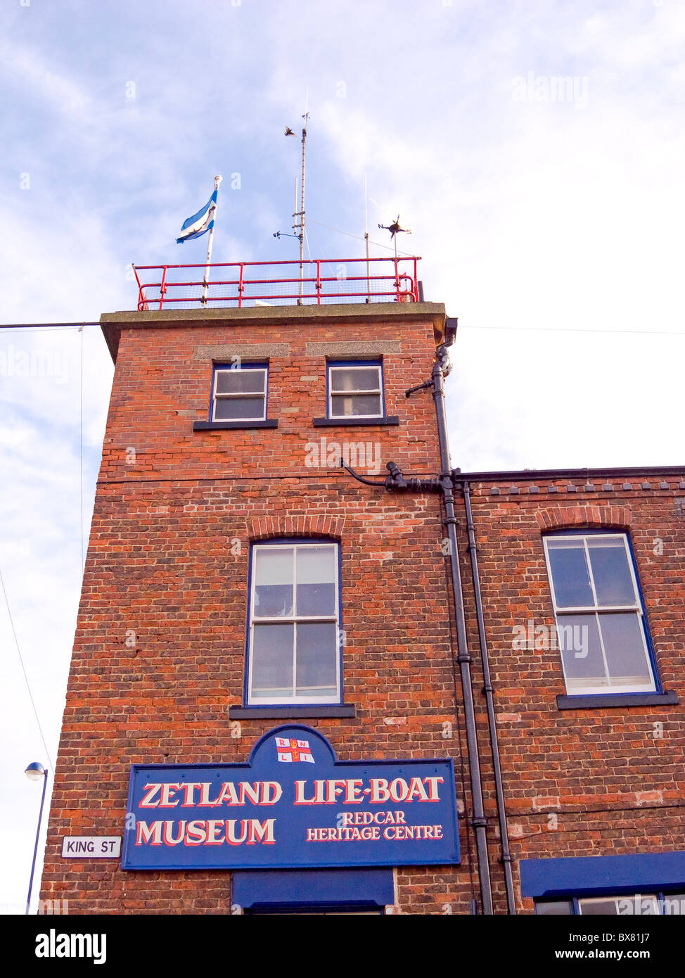 Das Zetland Rettungsboot-Museum in Redcar verfügt über eine Küstenwache Suche Station an der Spitze des Turms Stockfoto