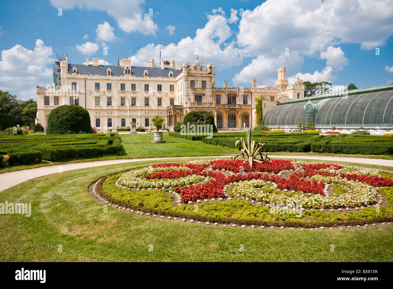 schloss-von-lednice-fotos-und-bildmaterial-in-hoher-aufl-sung-alamy