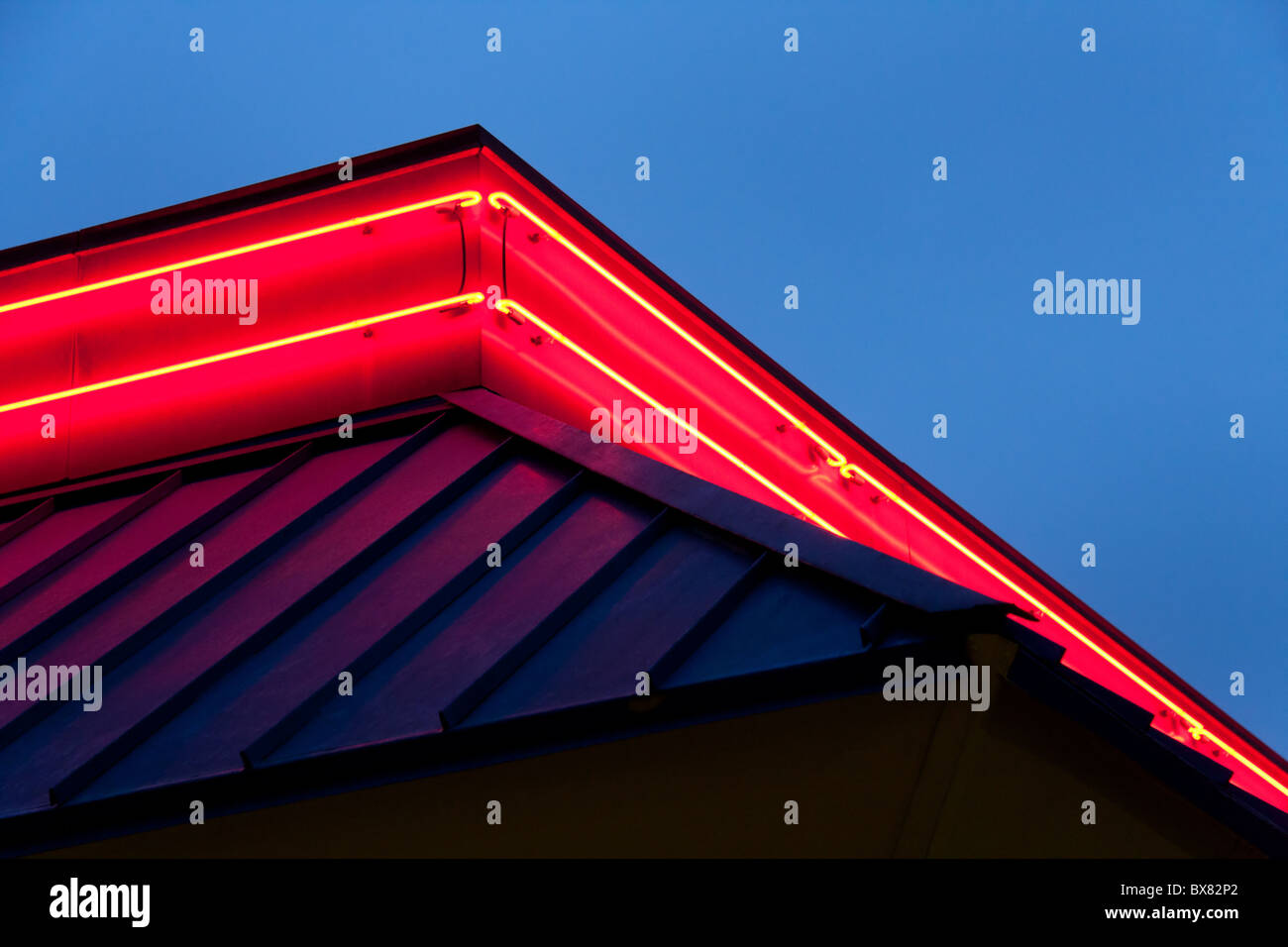 Neonlichter auf Fast-Food-Restaurant-Gebäude Stockfoto