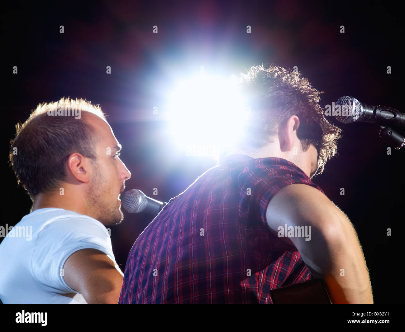 Zwei Musiker auf der Bühne im Rampenlicht während des Konzertes... Stockfoto