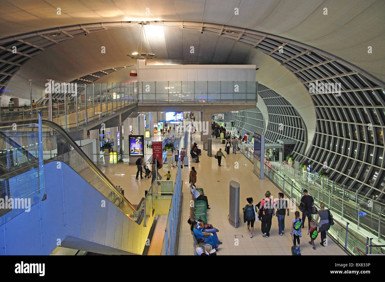 Moderne terminal Concourse, Suvarnabhumi International Airport, Bangkok, Provinz Samut Prakan, Thailand Stockfoto
