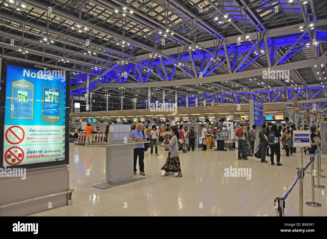 Abflugterminal, Suvarnabhumi International Airport, Bangkok, Provinz Samut Prakan, Thailand Stockfoto