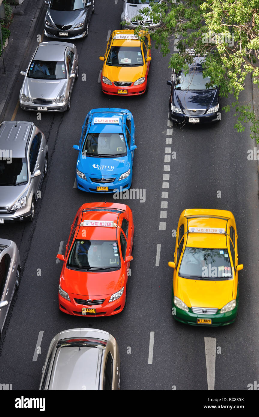 Taxis auf viel befahrenen Straße, Khlong Toei Bezirk, Bangkok, Thailand Stockfoto