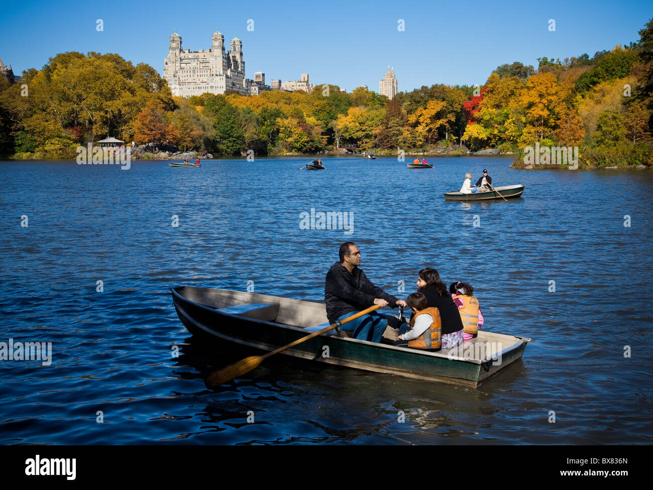 Bootfahren auf dem Ruderboot-See im Central Park im Herbst in New York City. Stockfoto