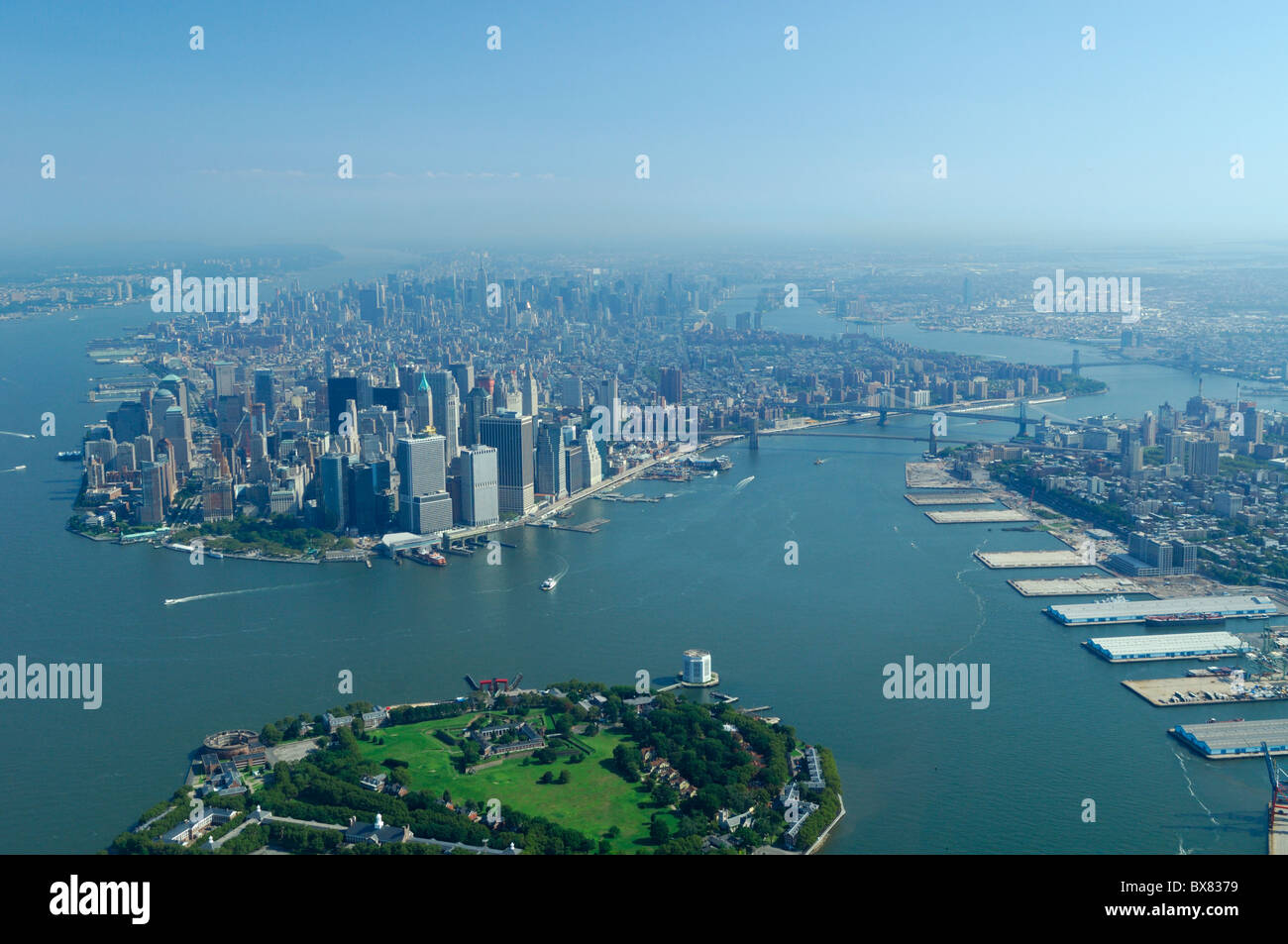 Antenne des Governors Island und zurück Süd-Manhattan und Brooklyn Heights, New York City, Nordamerika Stockfoto