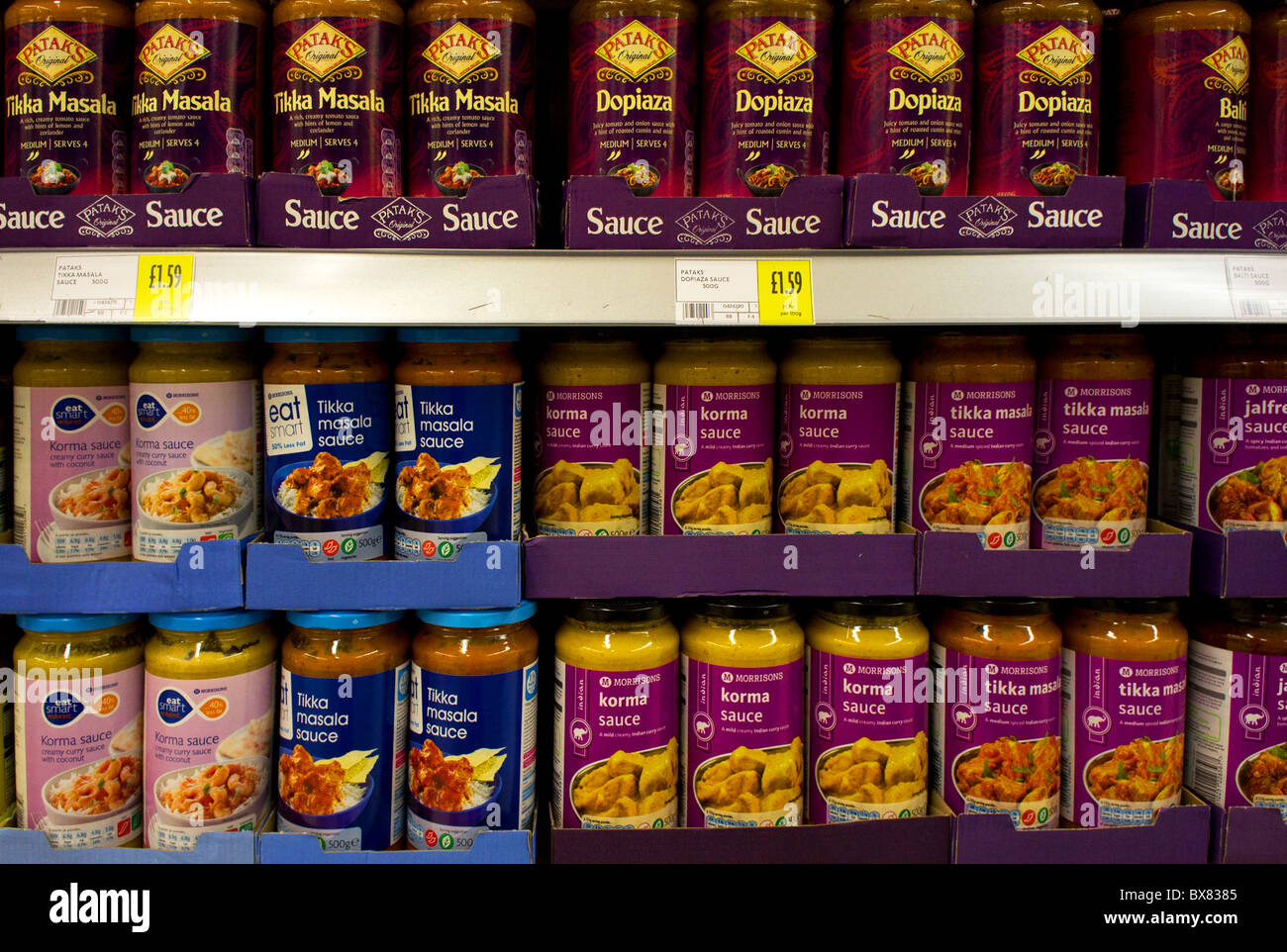 Gläser mit Curry-Sauce in einem britischen Supermarkt Stockfoto