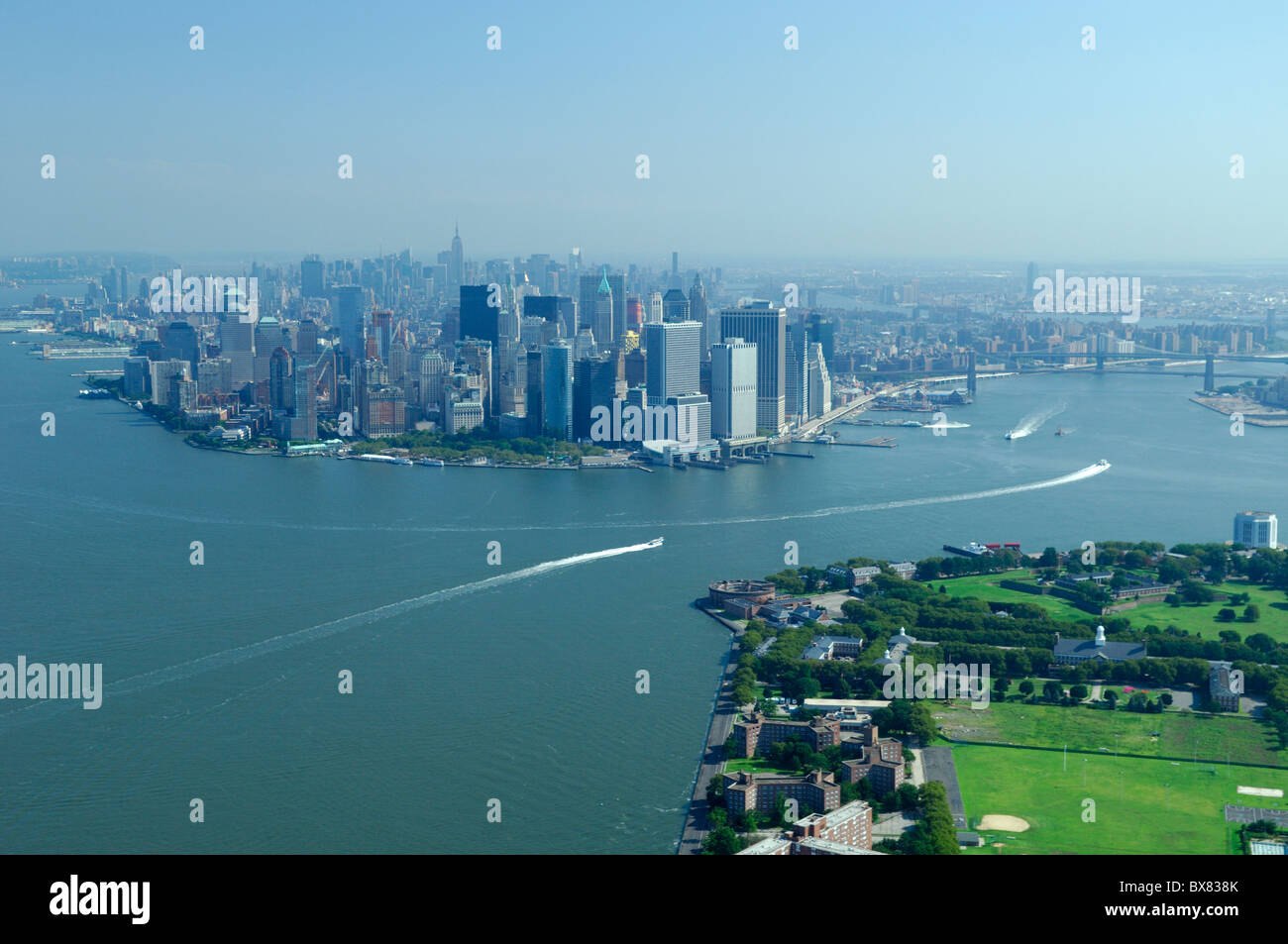 Antenne des Governors Island und zurück Süd-Manhattan, New York City, Nordamerika Stockfoto