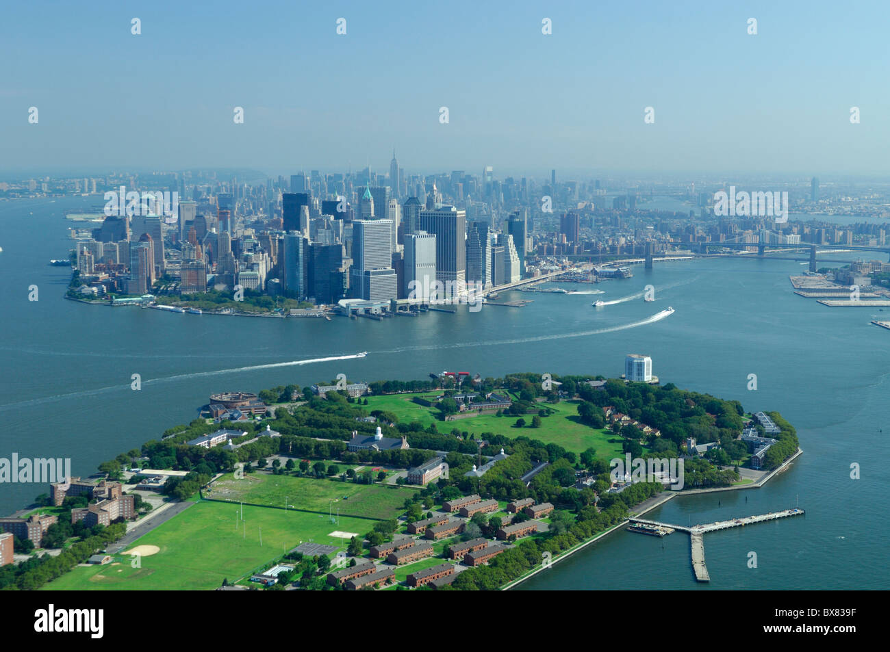 Antenne des Governors Island und zurück Süd-Manhattan, New York City, Nordamerika Stockfoto