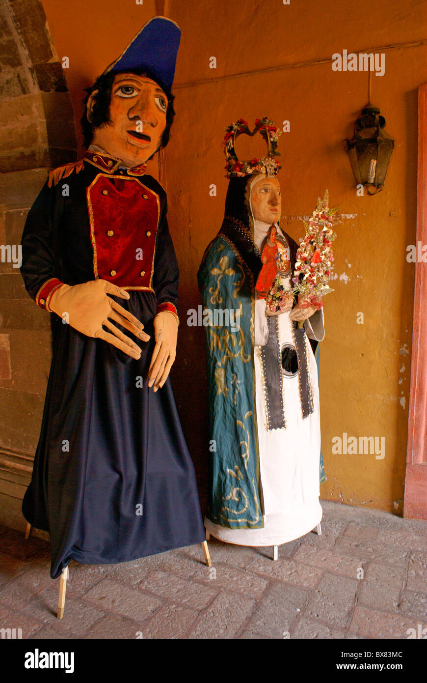 Mojigangas, riesige Pappmaché Marionetten in der Bellas Artes, San Miguel de Allende, Mexiko. Stockfoto