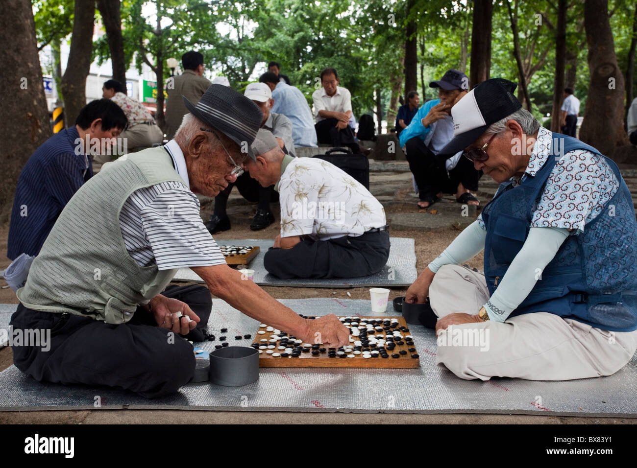 Männer spielen Baduk in einem Park in Seoul, Südkorea Stockfoto